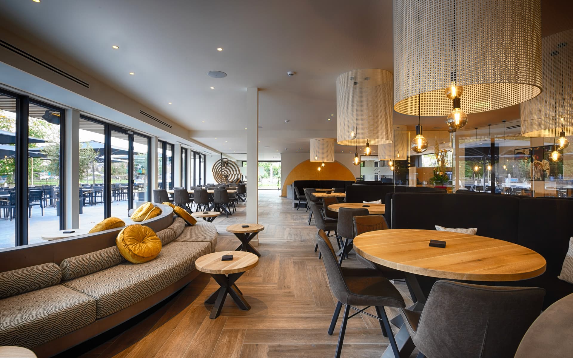 Modern restaurantinterieur in de buurt van Camping Vlasaard