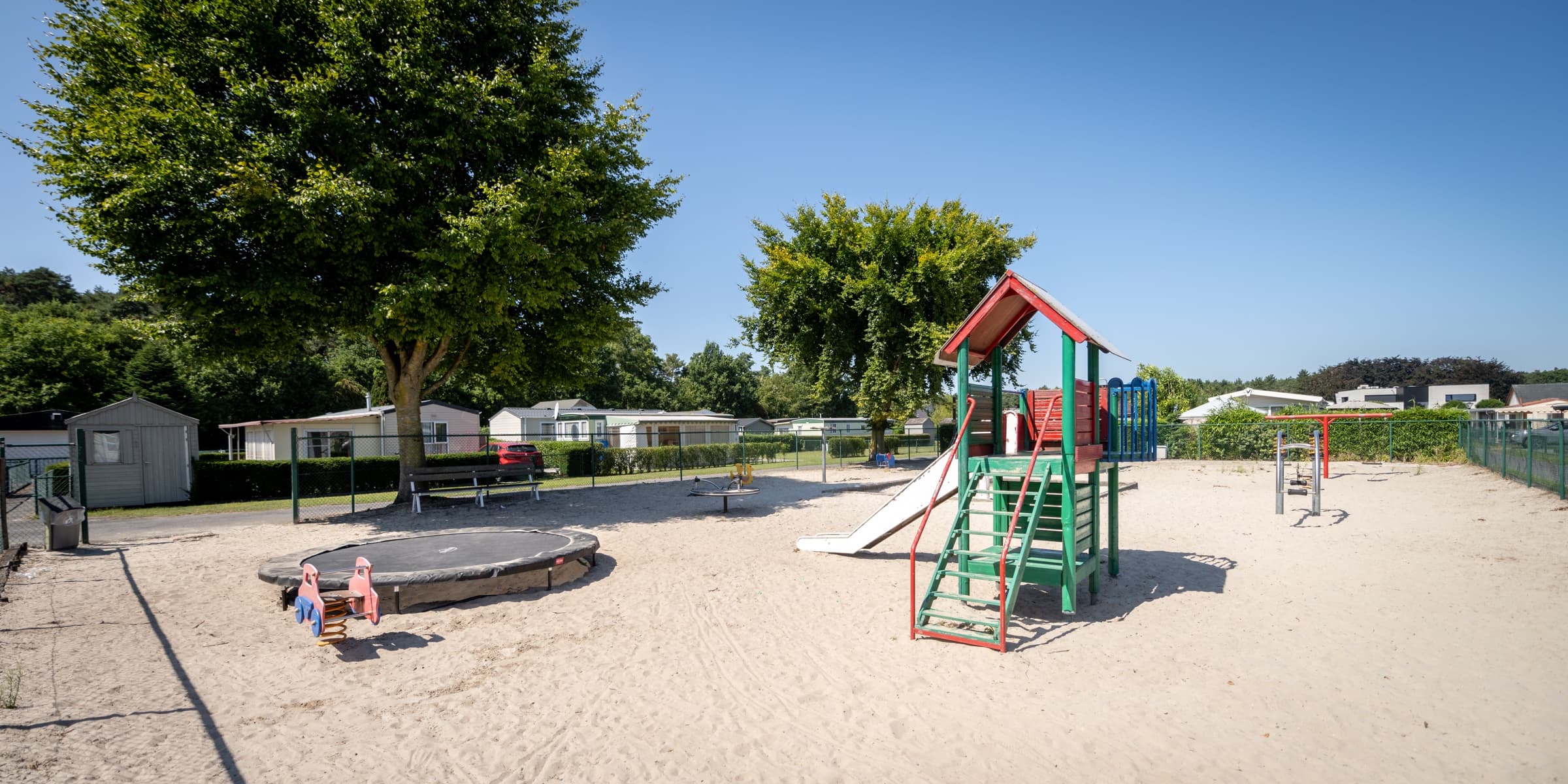 Kinderen die genieten van het zwembad en de speelzone op Camping Vlasaard