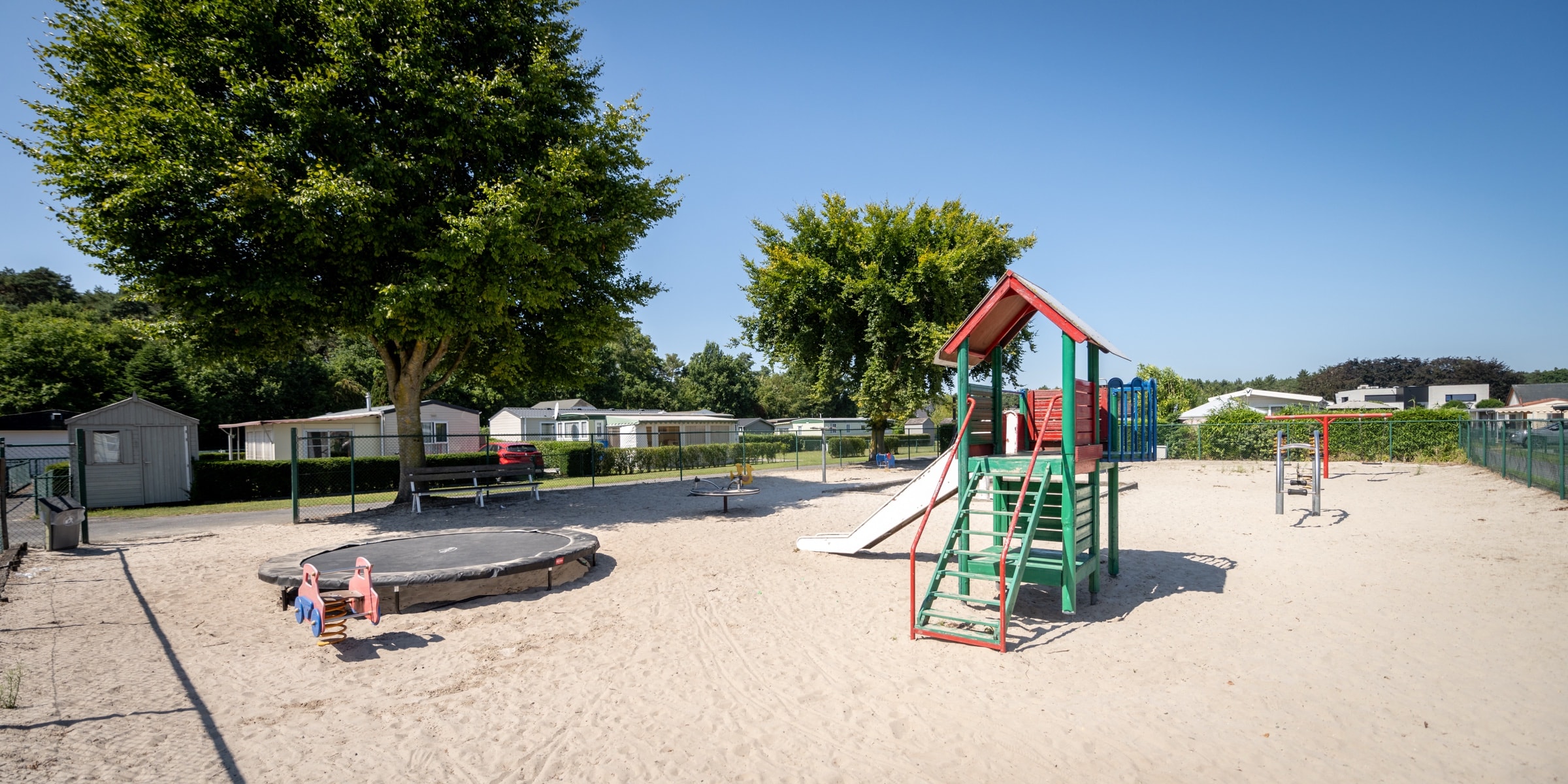 Speeltuin met glijbaan en trampoline op Camping Vlasaard