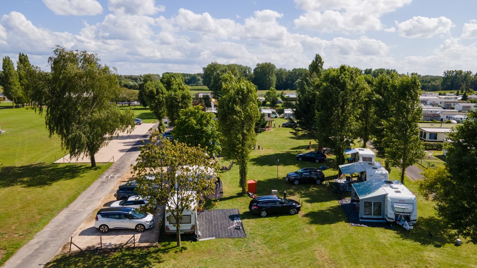 Ruime groepscamping met bomen en parkeerplaats op Camping Vlasaard
