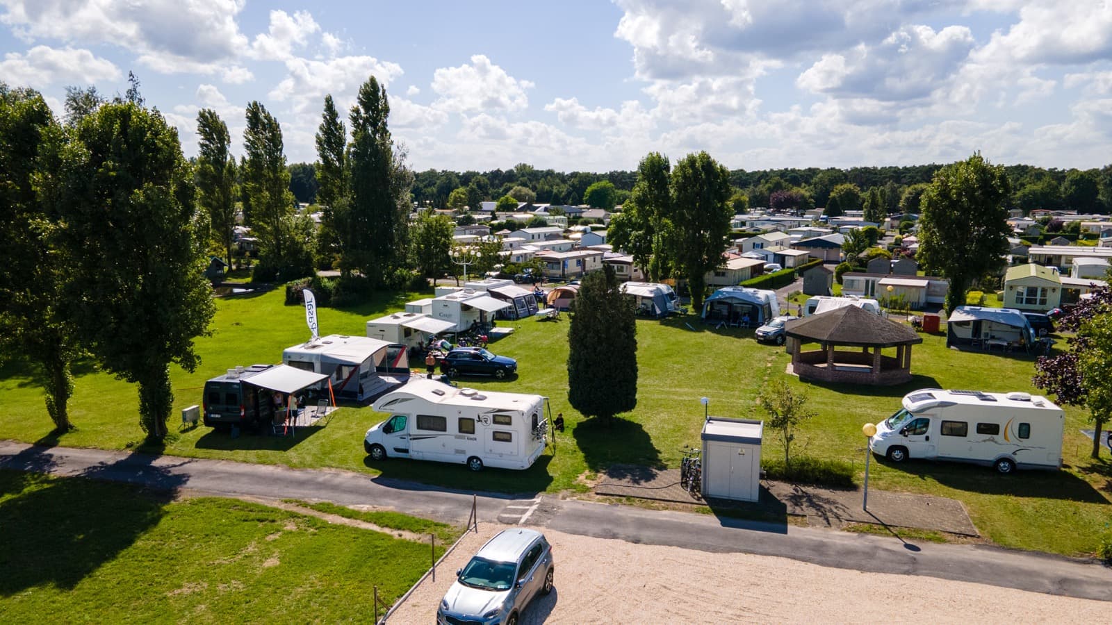 Mobilhomes met voortent op ruime plaatsen op Camping Vlasaard