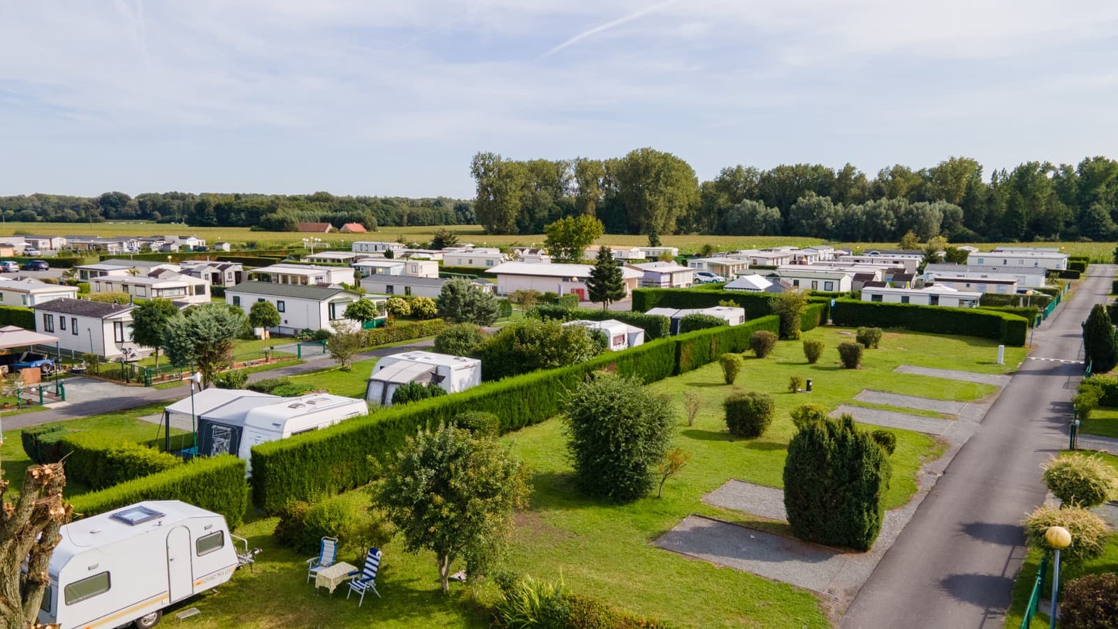 Grasrijke tentplaatsen omgeven door hagen op Camping Vlasaard
